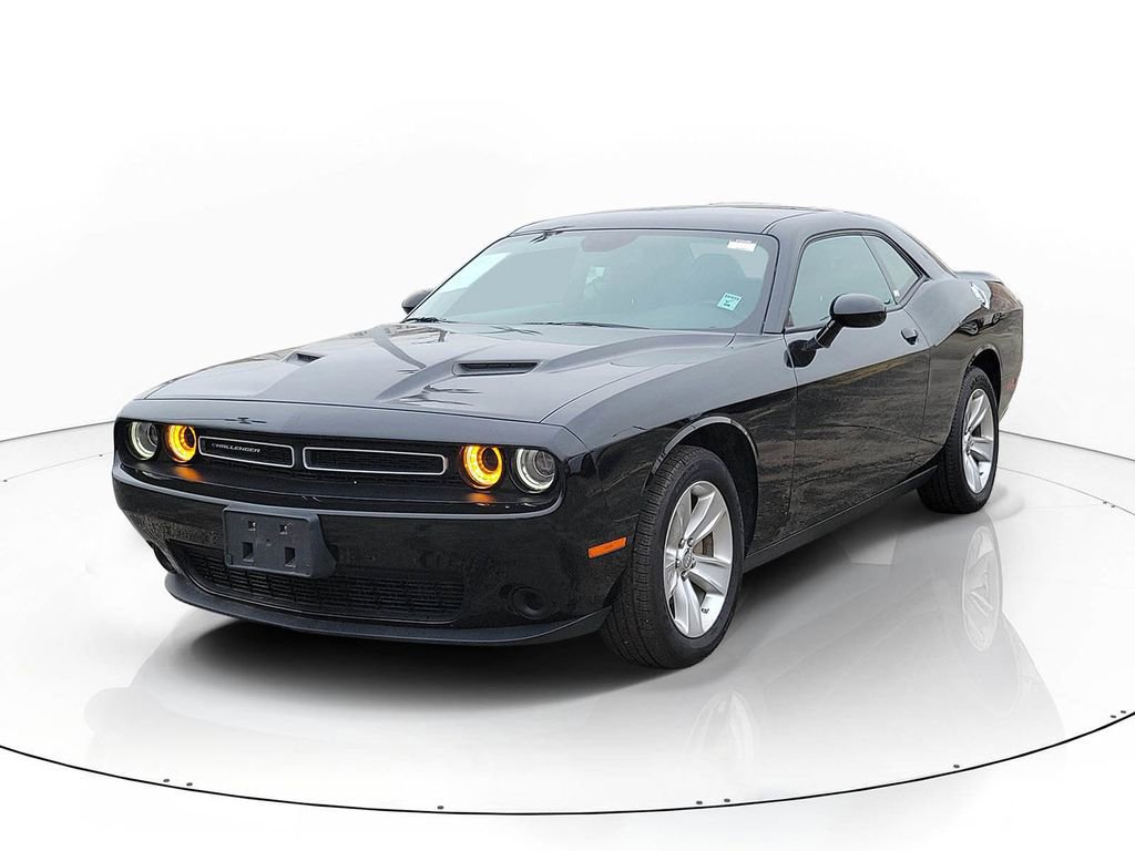 Used 2023 Dodge Challenger SXT image 2
