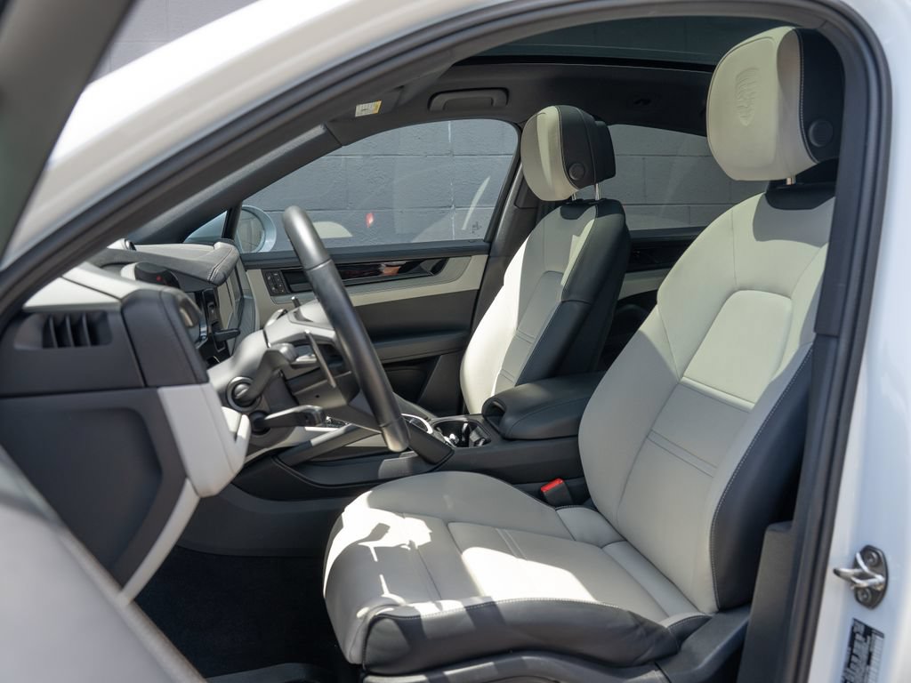Used 2025 Porsche Cayenne Coupe AWD/4WD image 5
