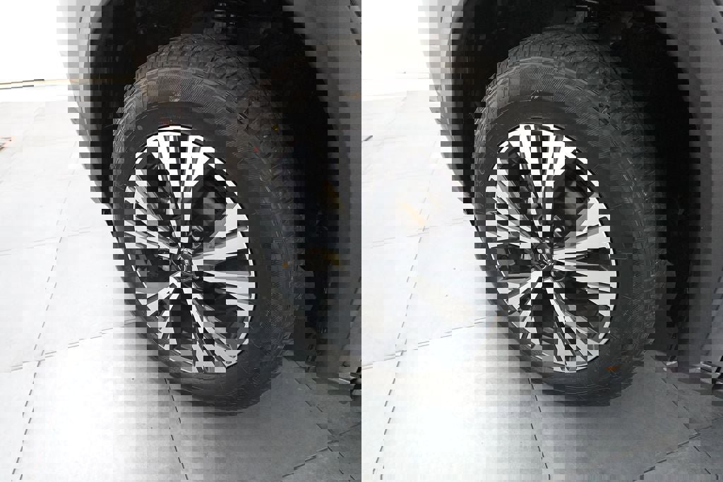 Used 2023 Nissan Rogue SV image 29