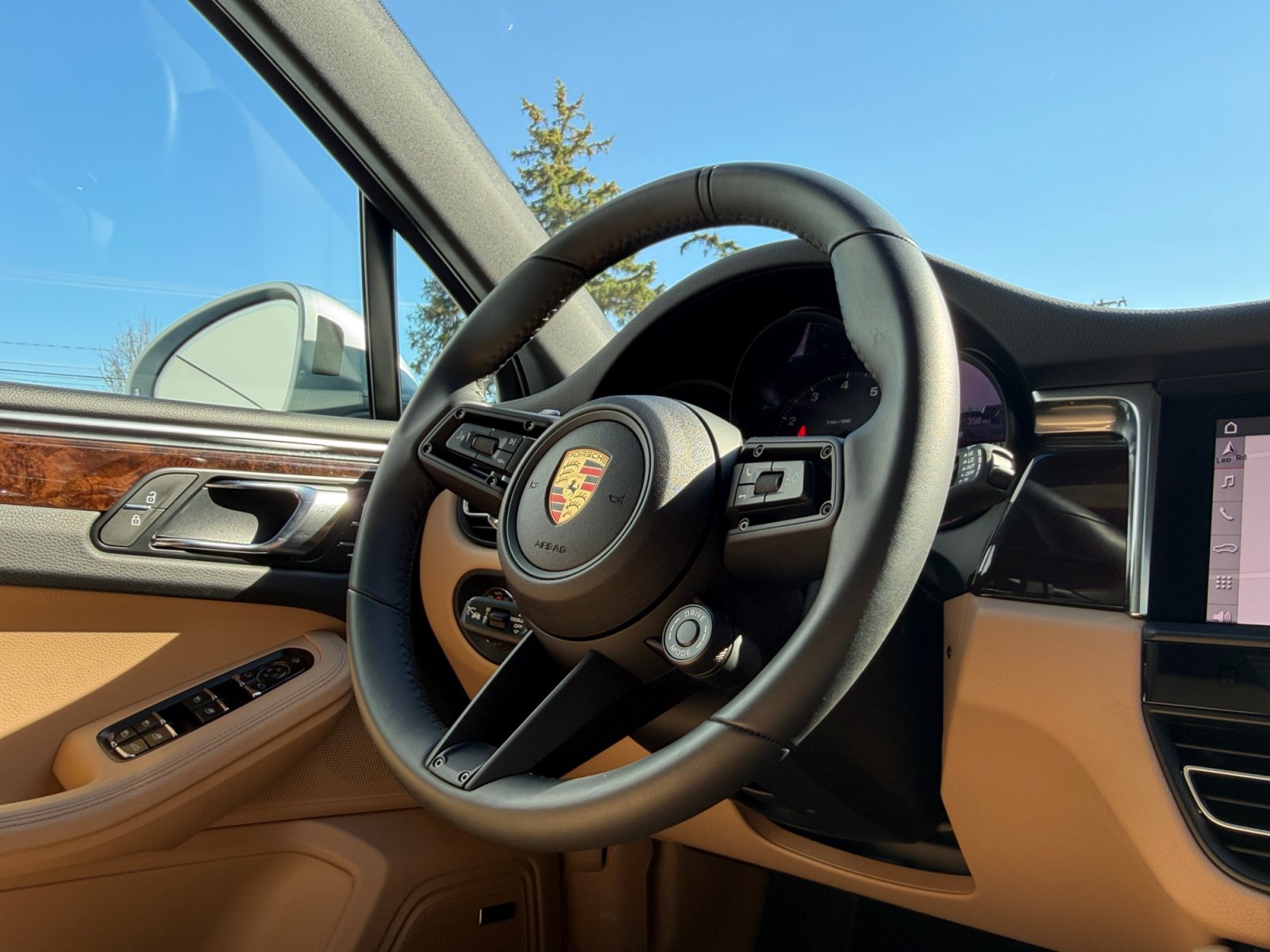 Used 2025 Porsche Macan AWD/4WD image 24