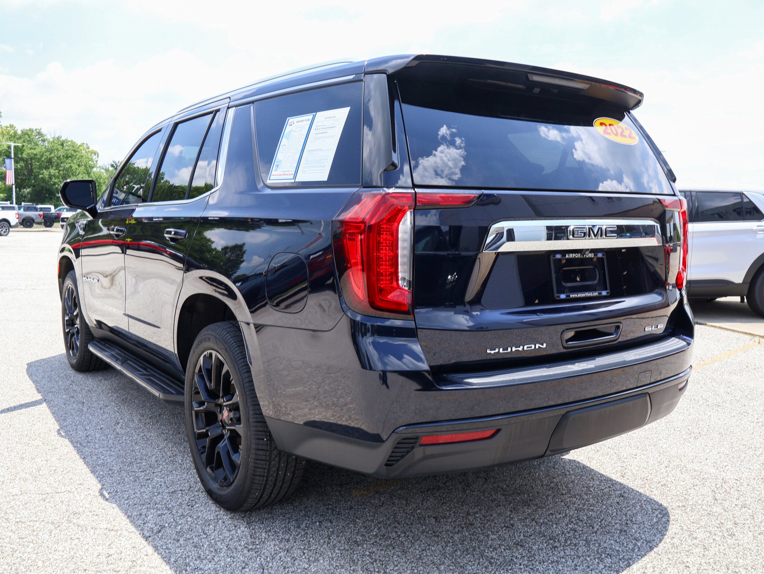 Used 2022 GMC Yukon SLE RWD image 3