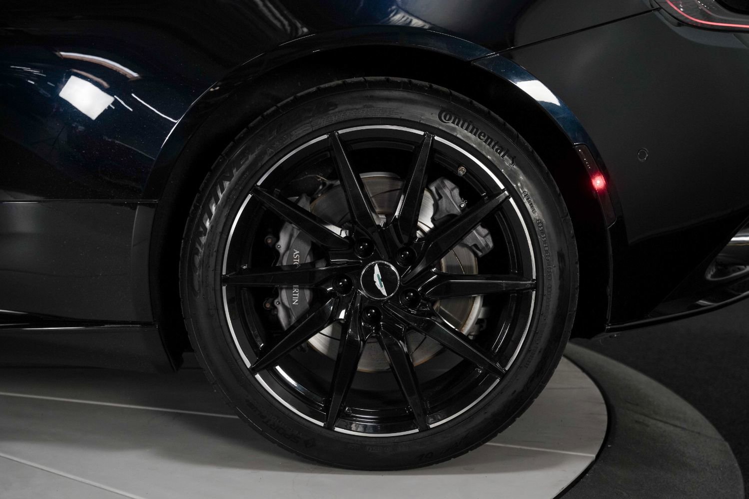 Used 2018 Aston Martin DB11 V12 image 18