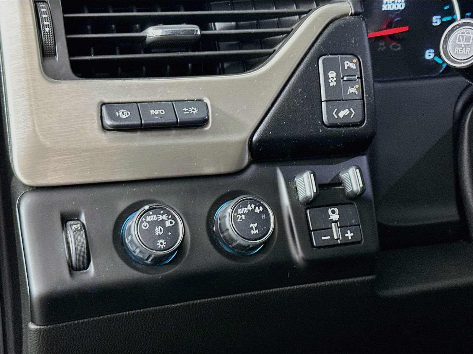 Used 2018 GMC Yukon Denali AWD/4WD image 11