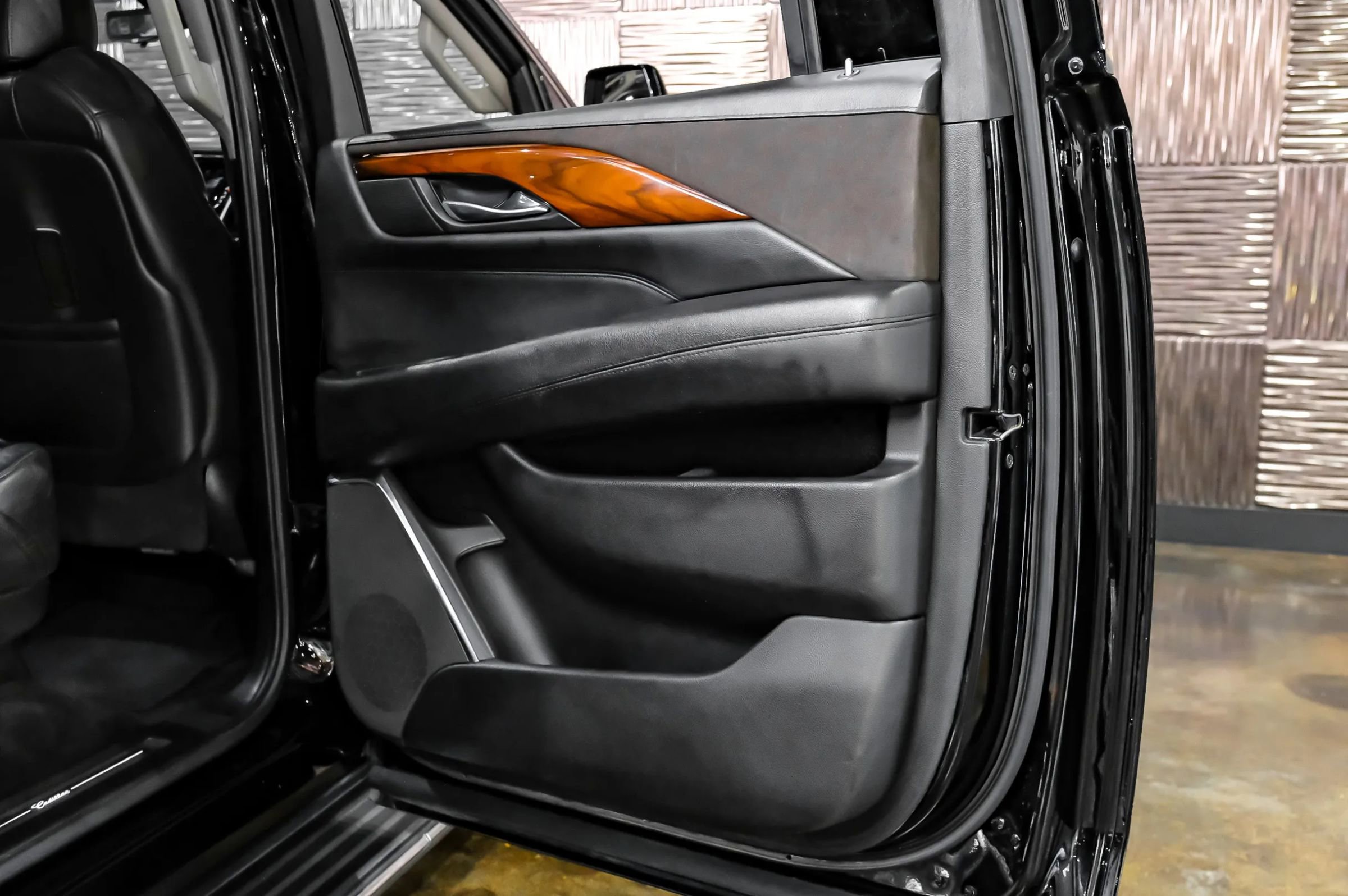 Used 2017 Cadillac Escalade ESV Luxury RWD image 56