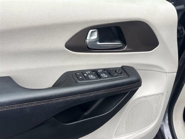 Used 2018 Chrysler Pacifica Touring-L Plus FWD image 23