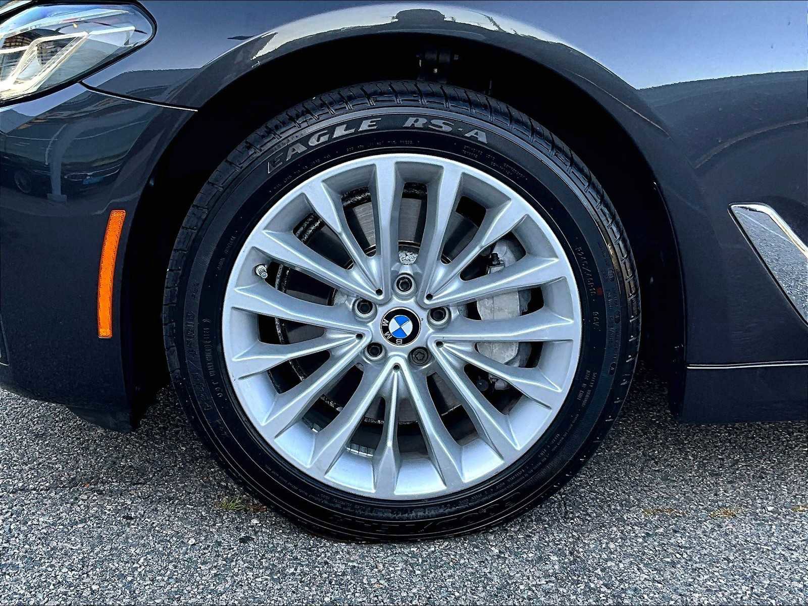 Used 2023 BMW 530i xDrive w/ Premium Package image 7