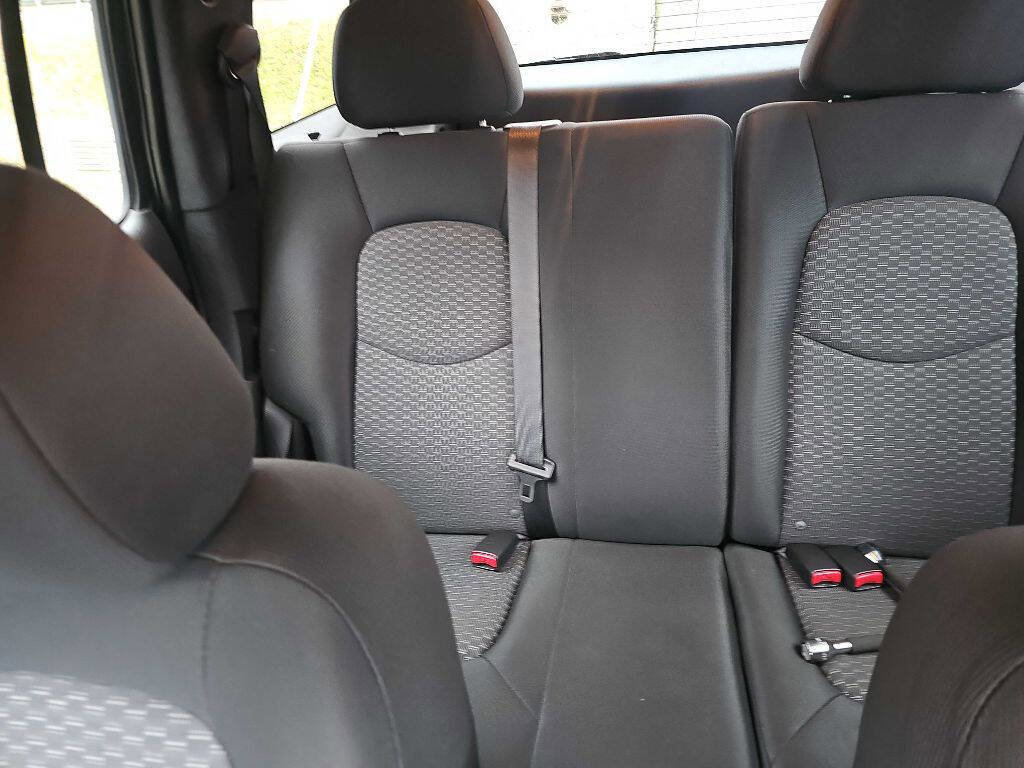 Used 2011 Chevrolet HHR LT image 15