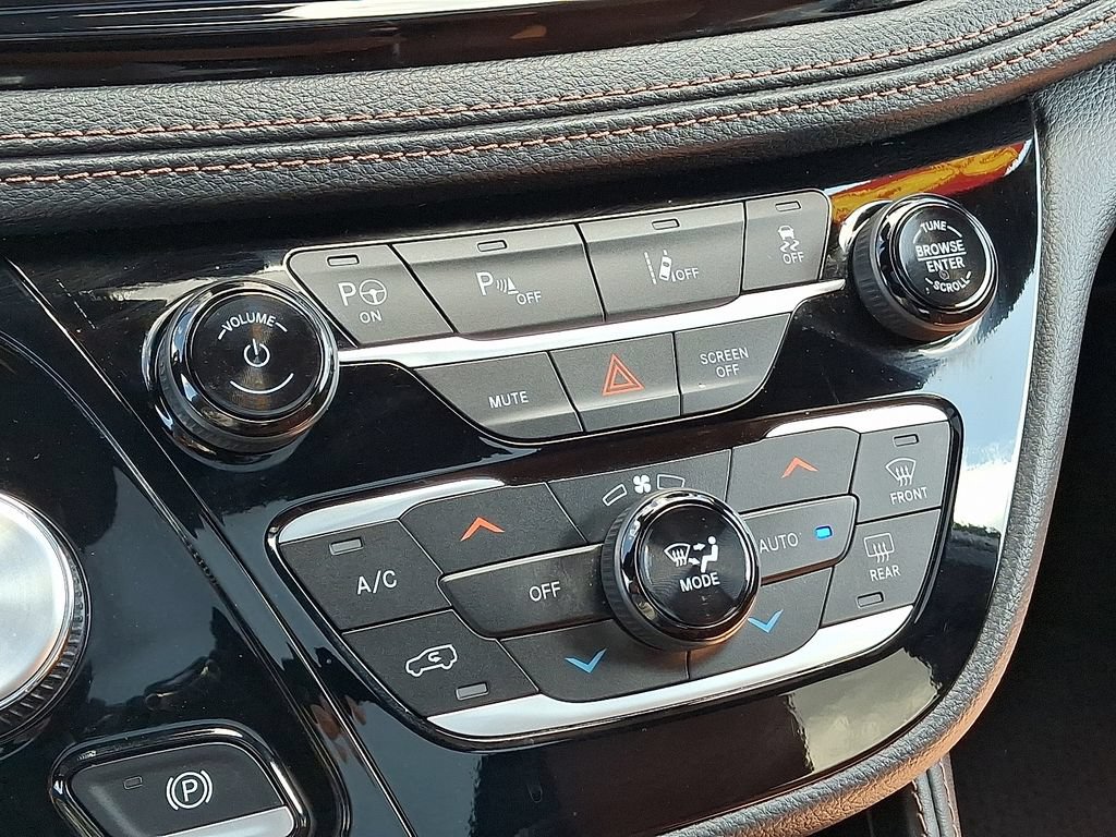 Used 2024 Chrysler Pacifica Pinnacle FWD image 16