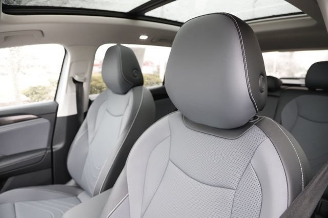Used 2025 Volkswagen Tiguan SE w/ Panoramic Sunroof Package AWD/4WD image 16