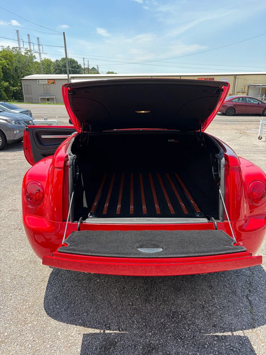 Used 2005 Chevrolet SSR w/ Preferred Equipment Group RWD image 10