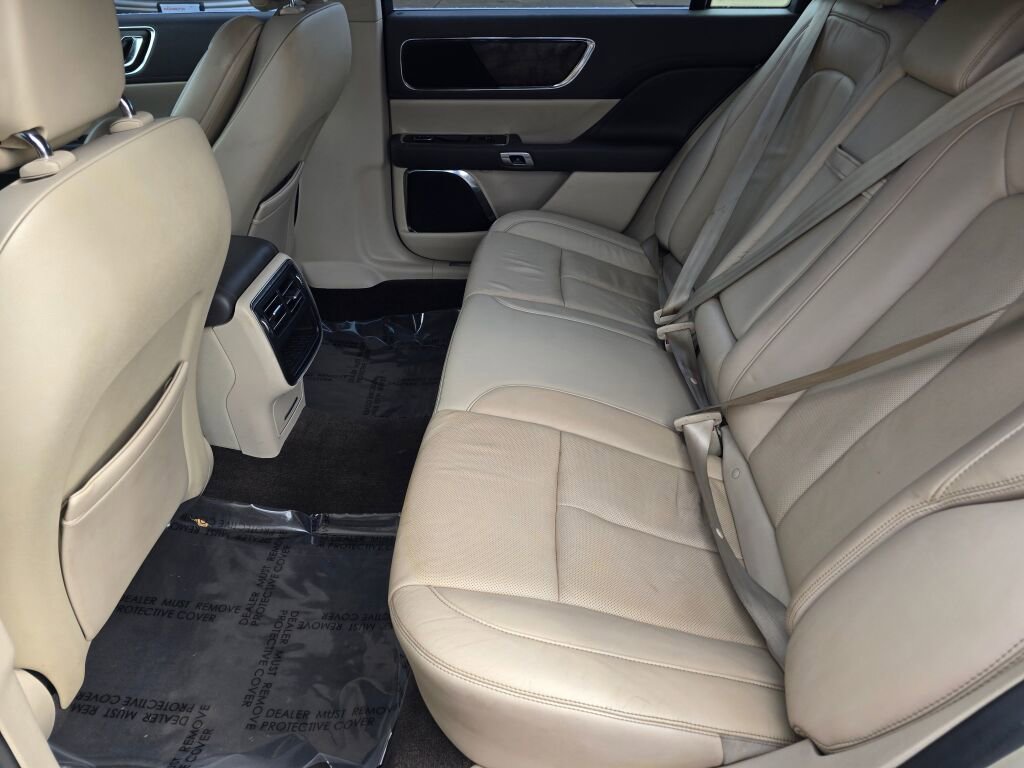 Used 2017 Lincoln Continental Select image 19