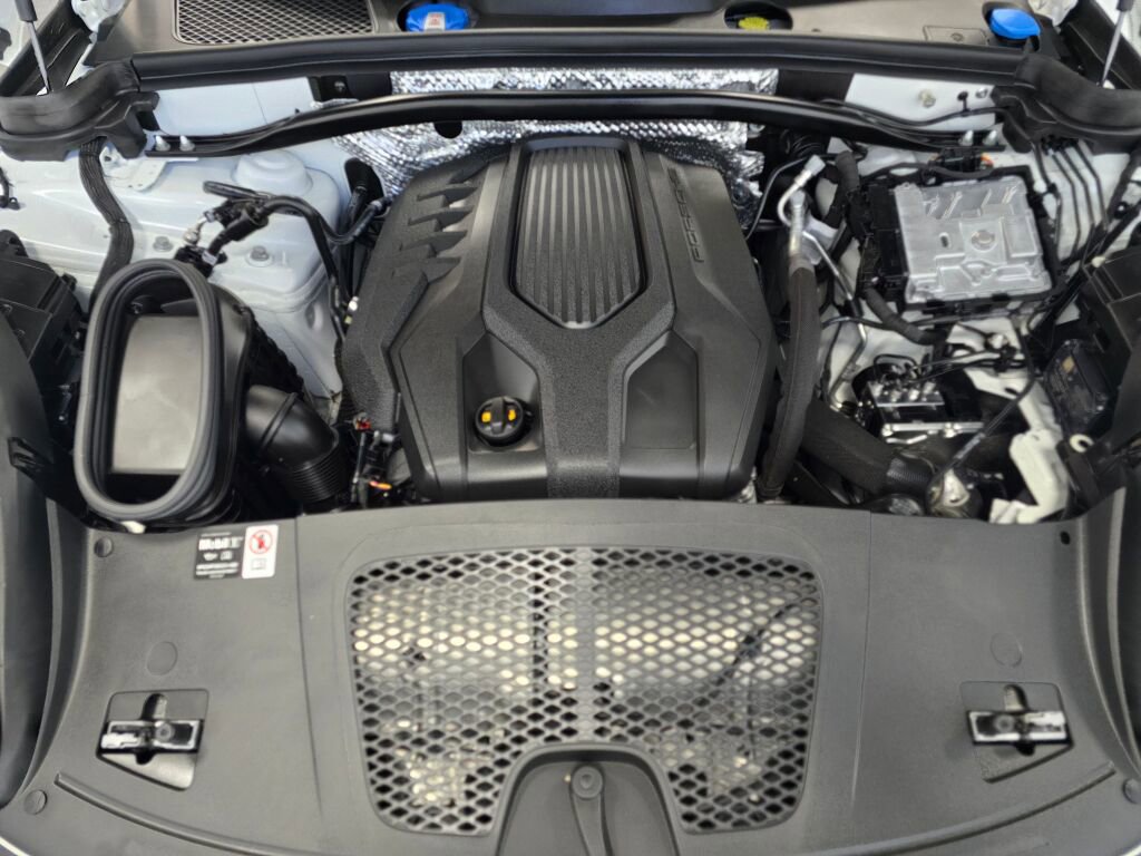 Certified 2025 Porsche Macan image 10
