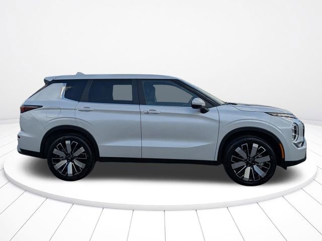 New 2026 Mitsubishi Outlander SE image 2