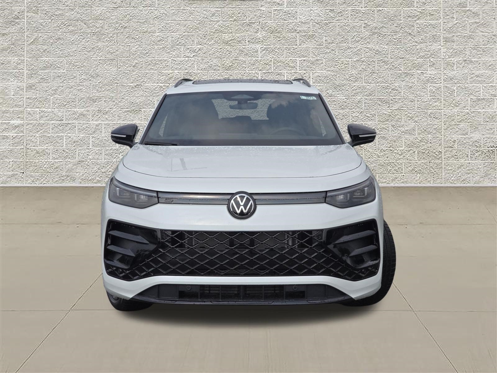 New 2026 Volkswagen Tiguan SE R-Line FWD image 2
