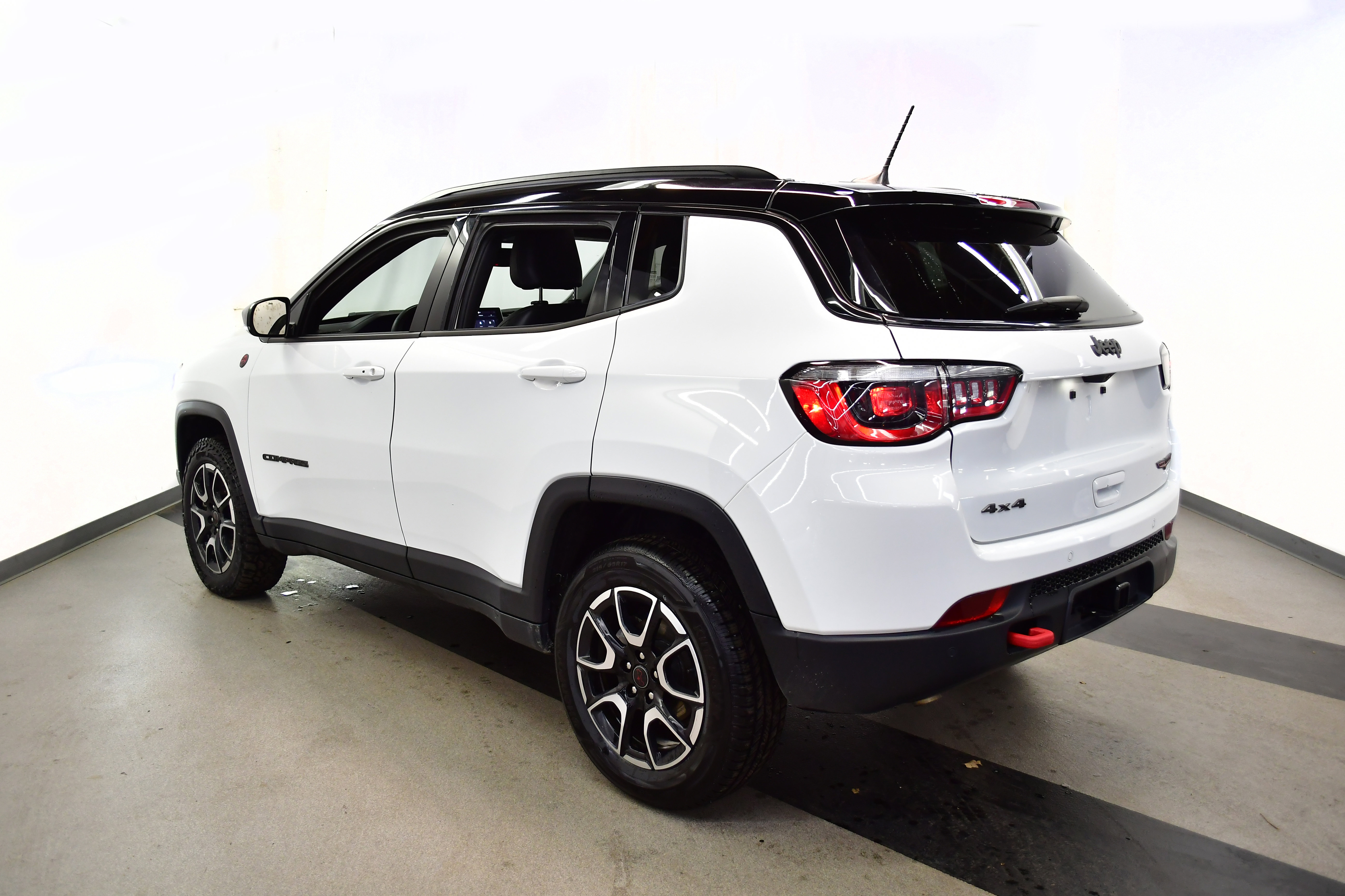 Used 2025 Jeep Compass Trailhawk AWD/4WD image 5