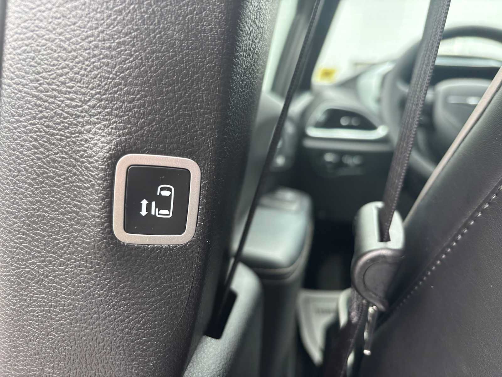 Used 2025 Chrysler Pacifica Limited FWD image 19