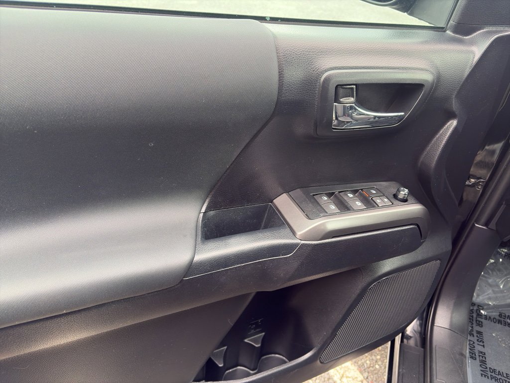 Used 2019 Toyota Tacoma TRD Off-Road w/ Technology Package AWD/4WD image 6