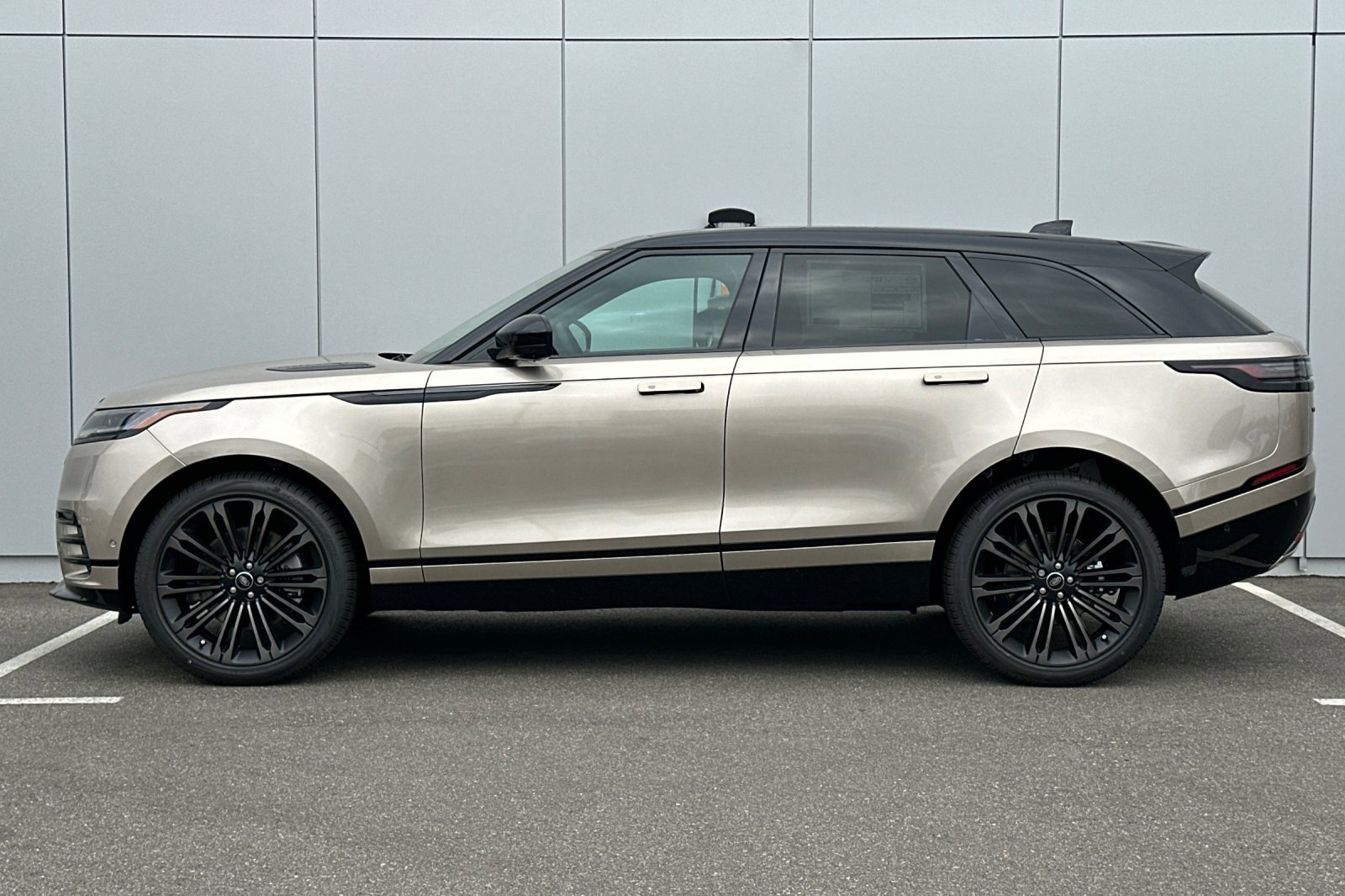 New 2026 Land Rover Range Rover Velar Dynamic SE image 2