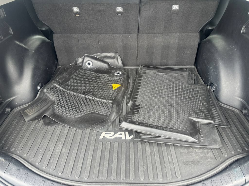 Used 2017 Toyota RAV4 LE AWD/4WD image 16