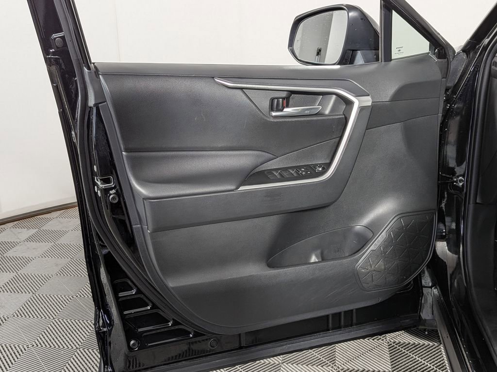 Used 2021 Toyota RAV4 XLE image 12