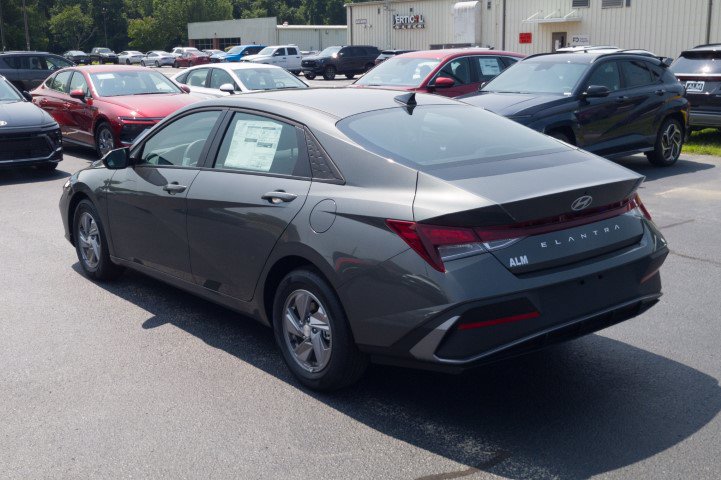 New 2026 Hyundai Elantra SE FWD image 7