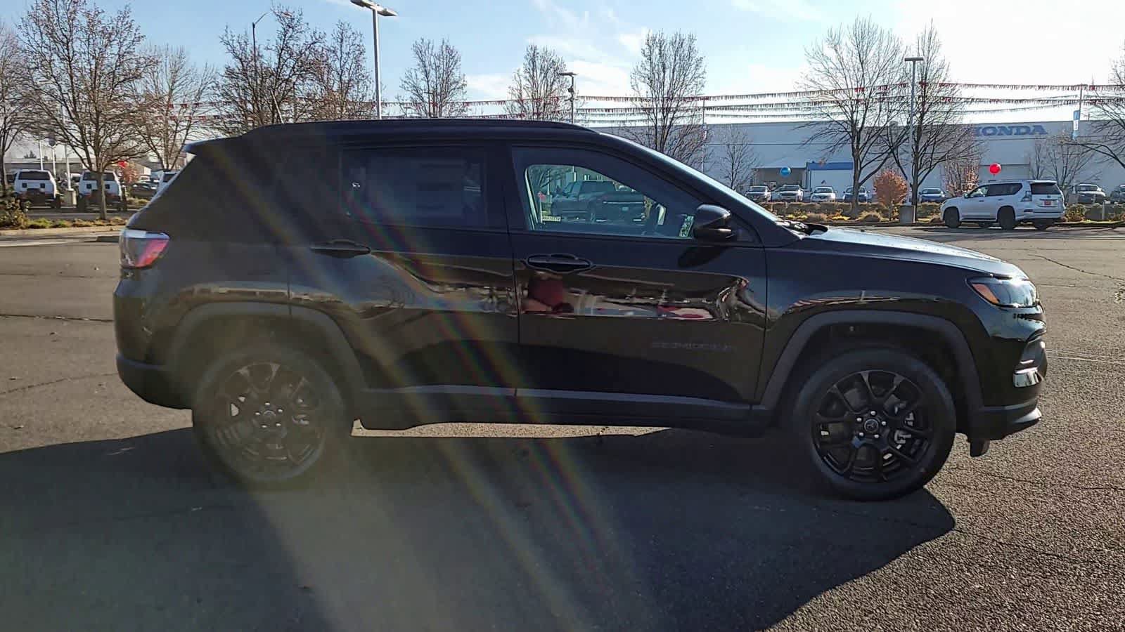Used 2025 Jeep Compass Latitude w/ Altitude Special Edition AWD/4WD image 9