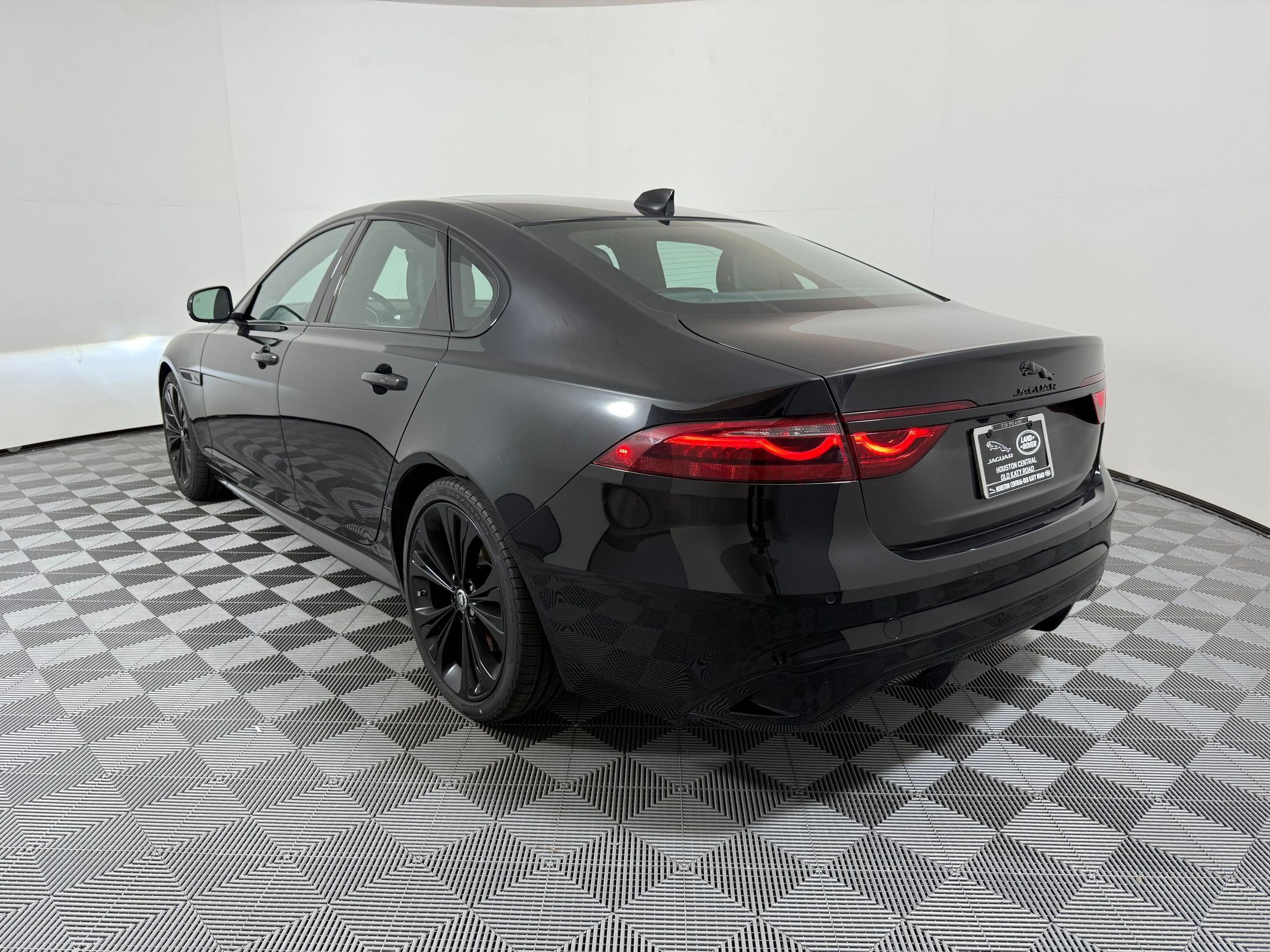 Used 2024 Jaguar XF R-Dynamic SE AWD/4WD image 3