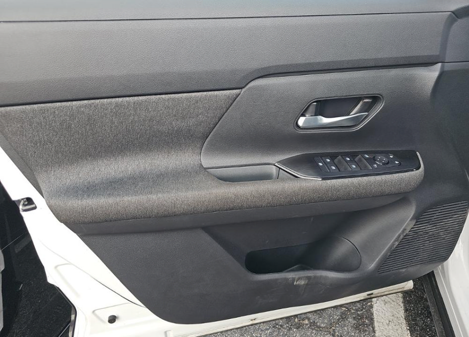 Used 2025 Nissan Kicks SV FWD image 16