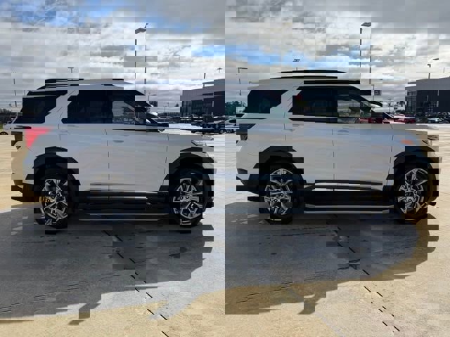 Used 2022 Ford Explorer XLT w/ Equipment Group 202A image 6