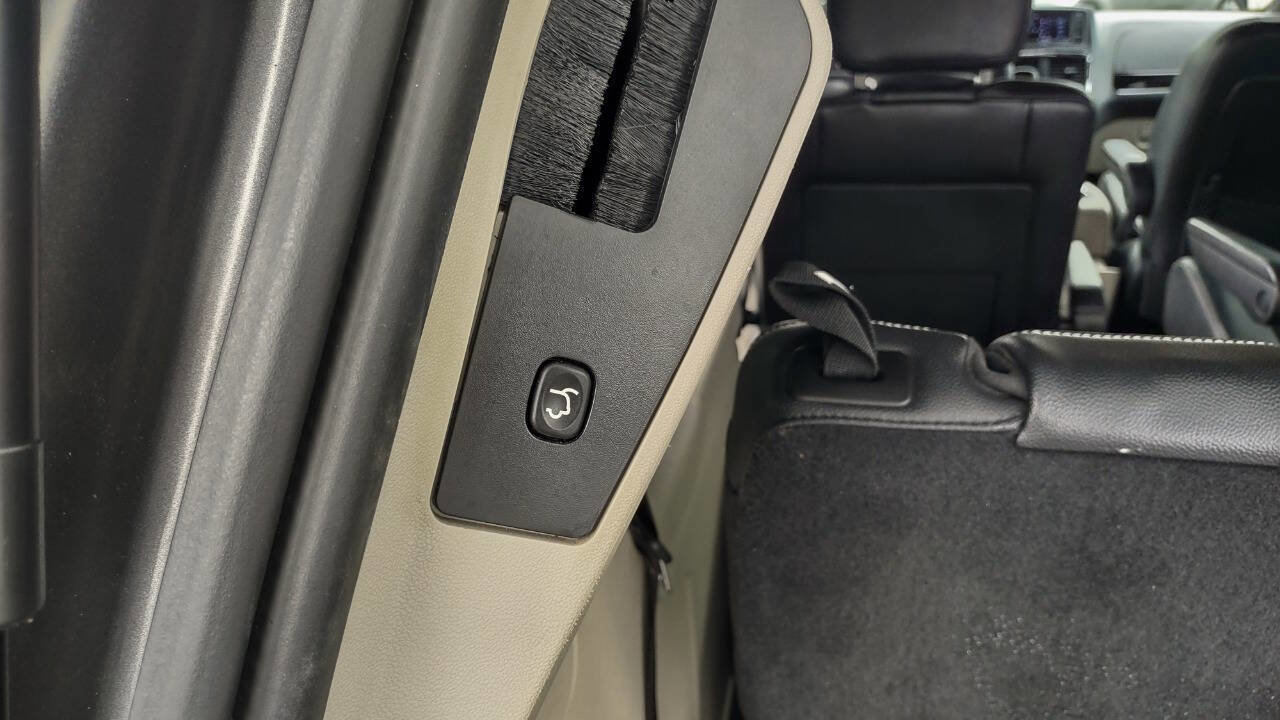 Used 2019 Dodge Grand Caravan SXT image 35