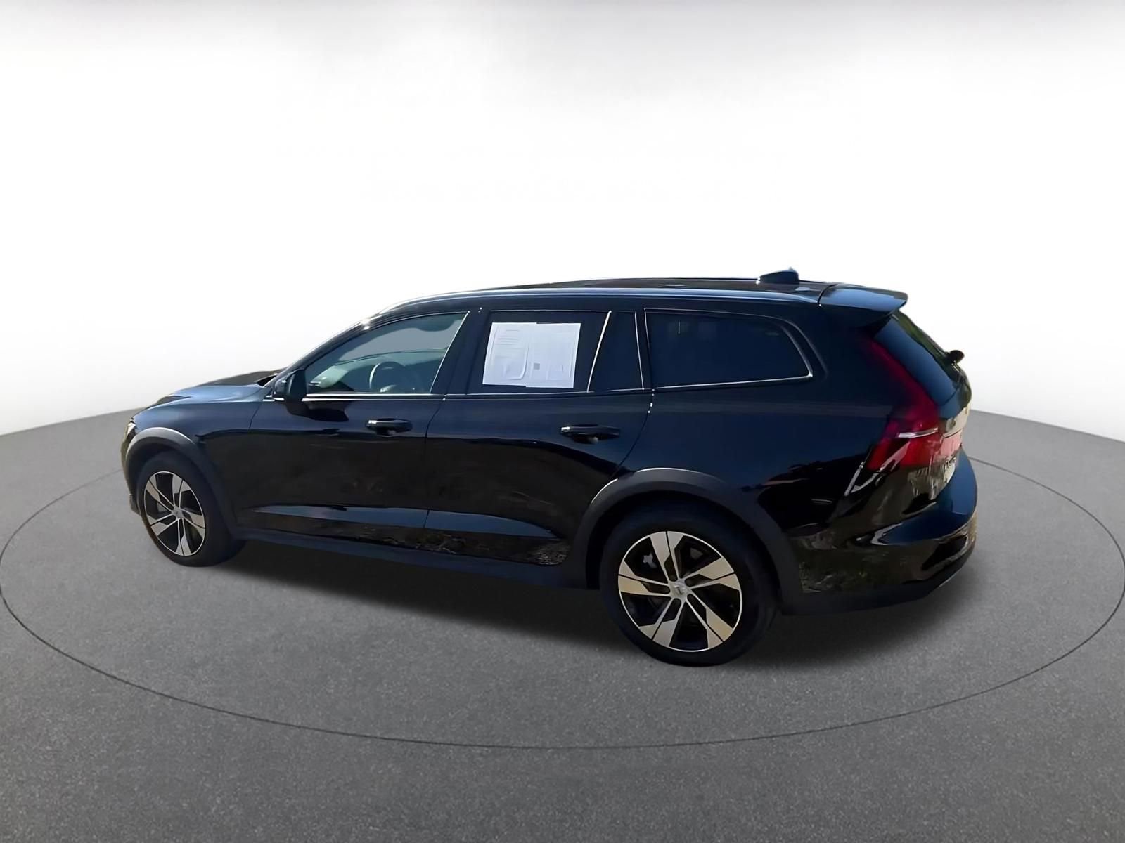 Used 2025 Volvo V60 B5 Cross Country Plus image 10