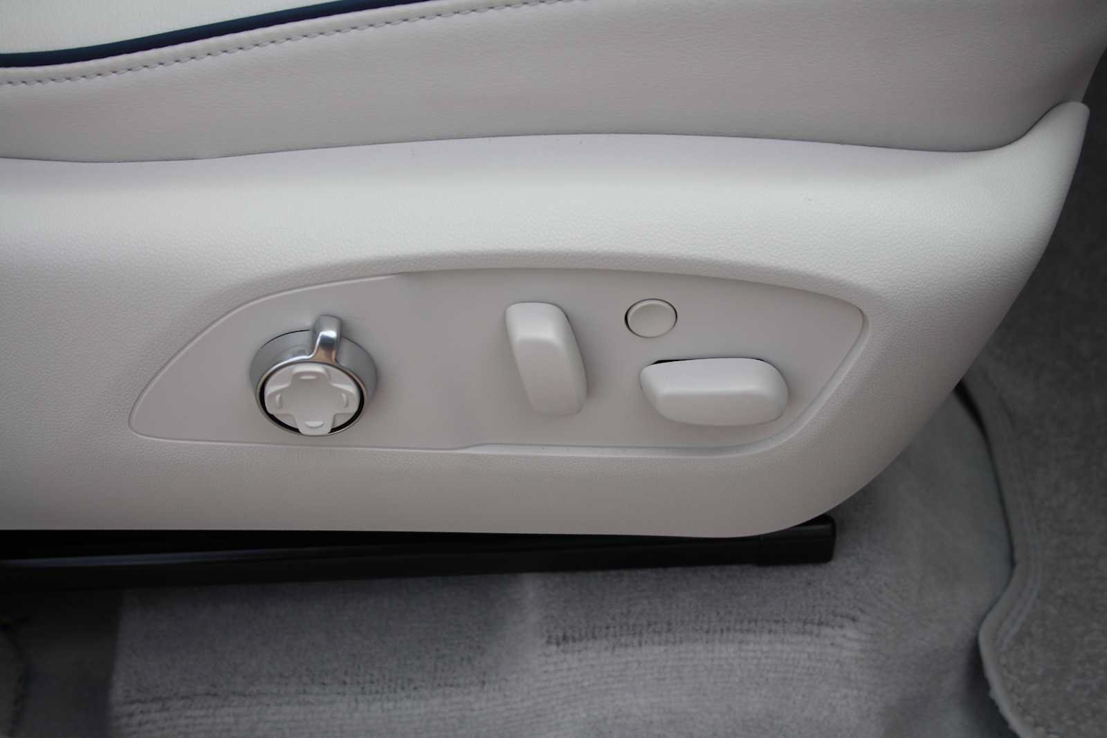 Used 2025 Buick Enclave Avenir AWD/4WD image 24