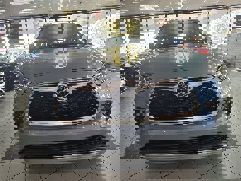 Used 2021 Toyota Highlander XLE image 2