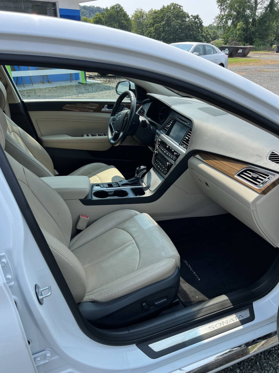 Used 2015 Hyundai Sonata Limited w/ Option Group 06 FWD image 9