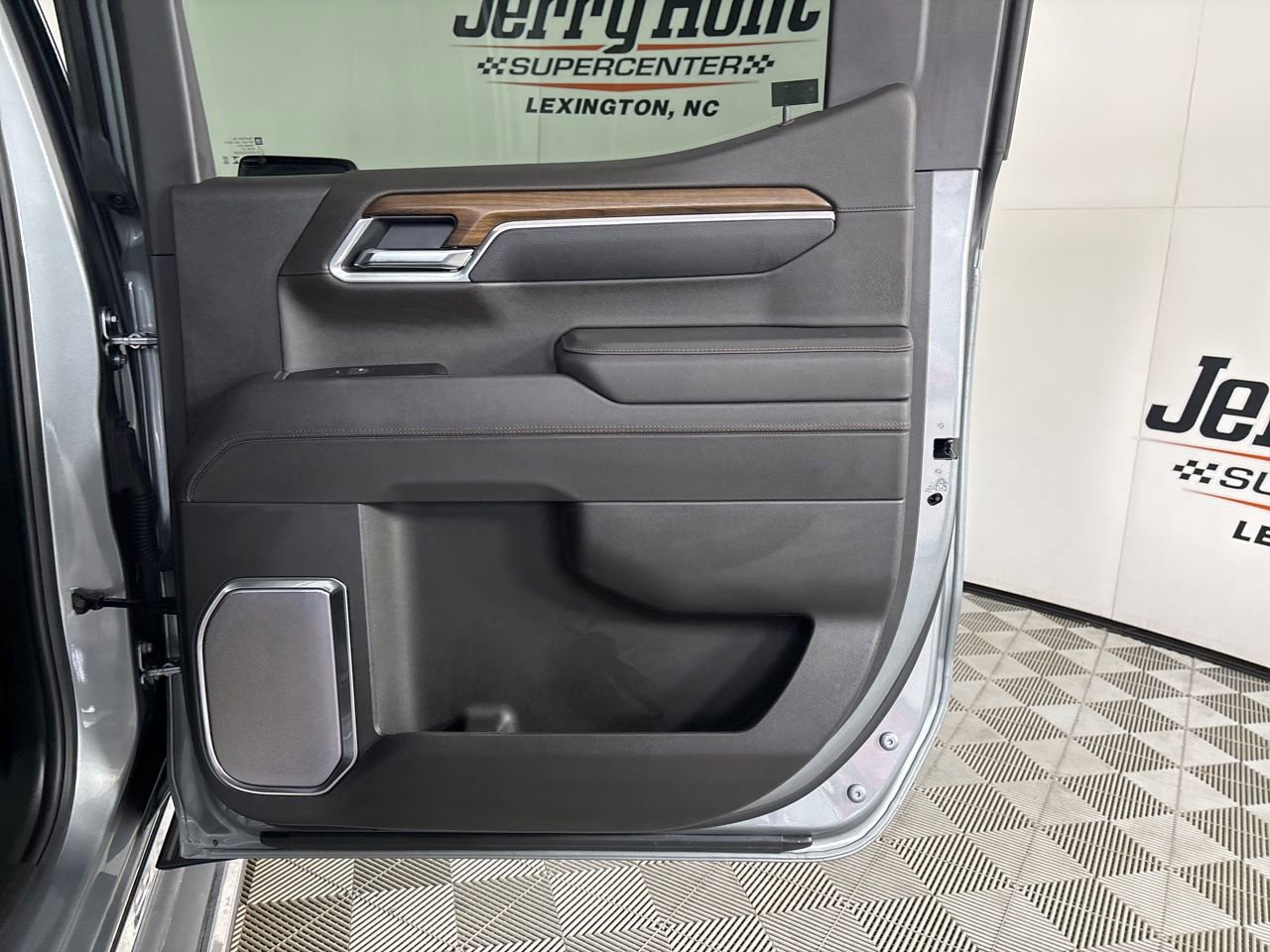 Used 2025 Chevrolet Silverado 1500 High Country w/ Technology Package image 25