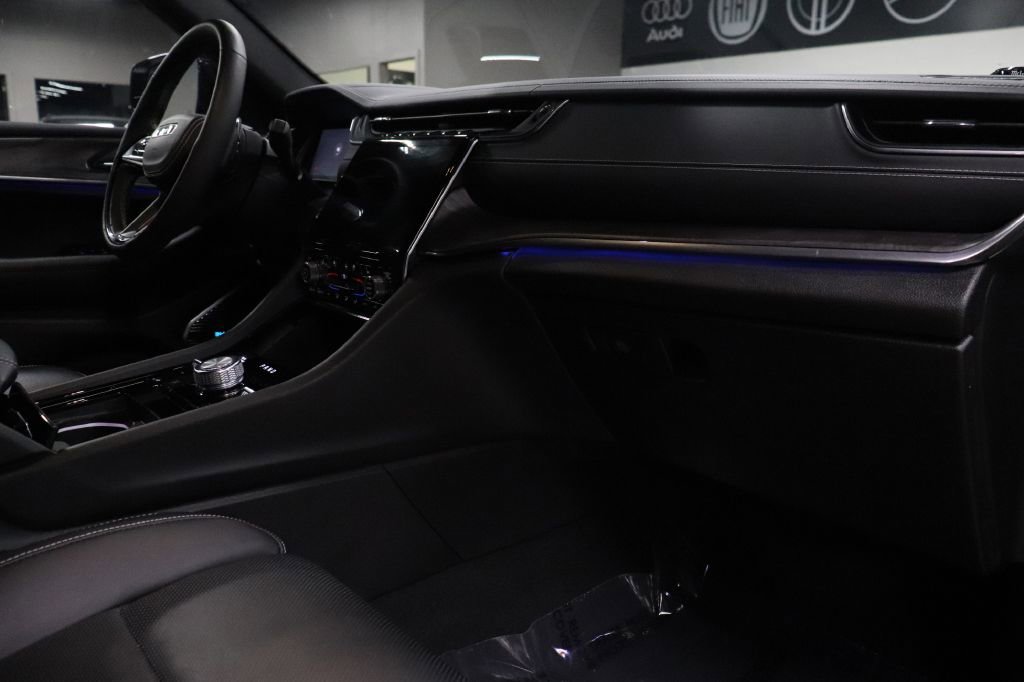 Used 2024 Jeep Grand Cherokee Overland w/ Advanced Protech Group III image 28