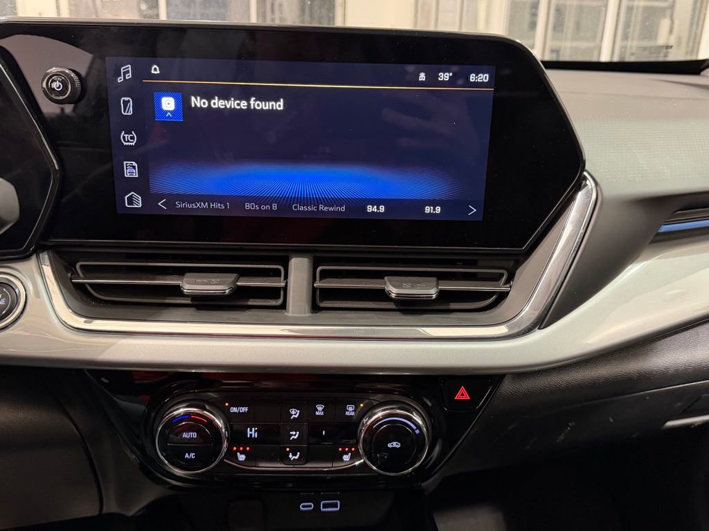 Used 2025 Chevrolet Trax LT w/ LT Convenience Package image 11