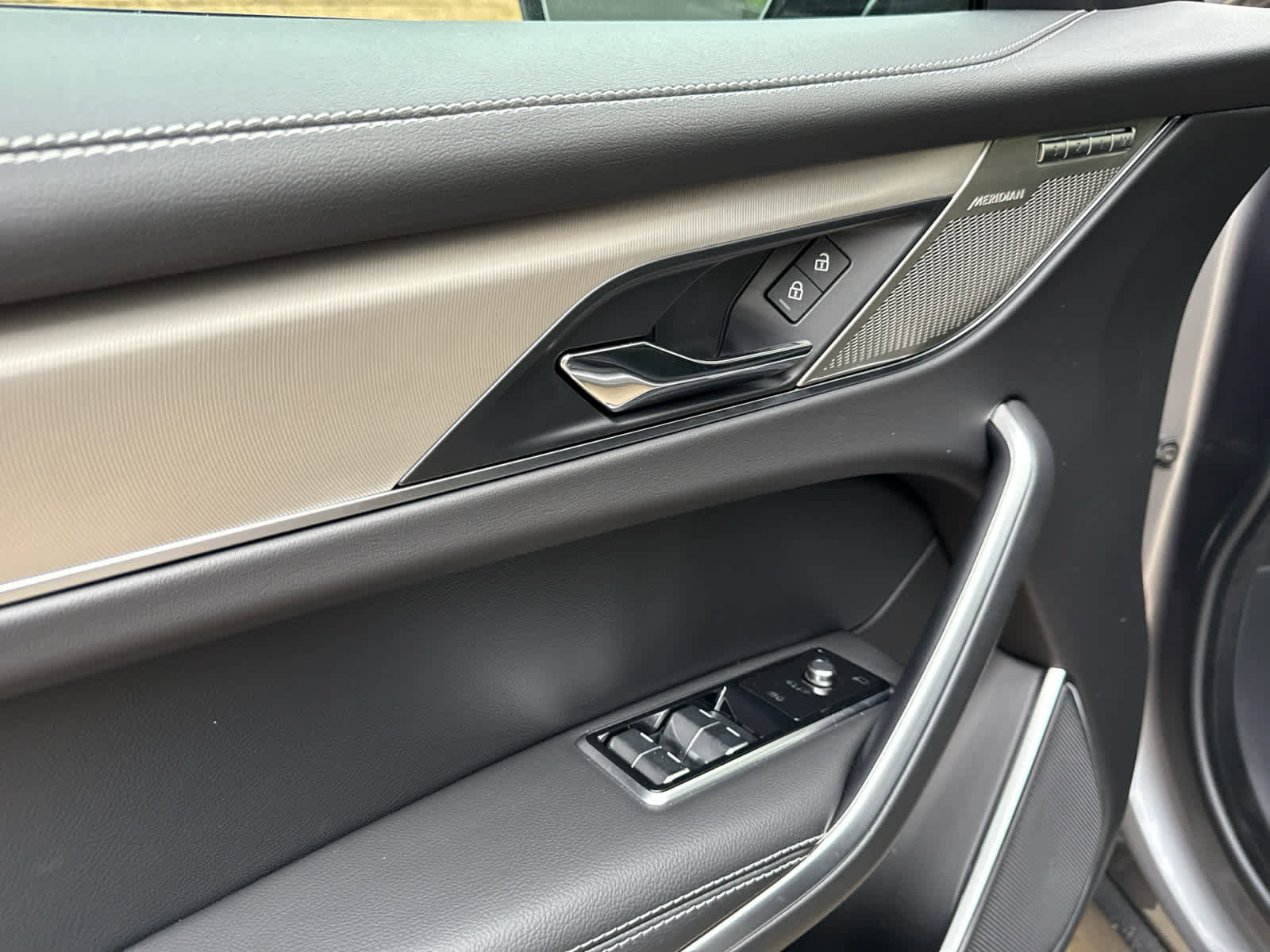 Used 2026 Jaguar F-PACE R-Dynamic S image 15