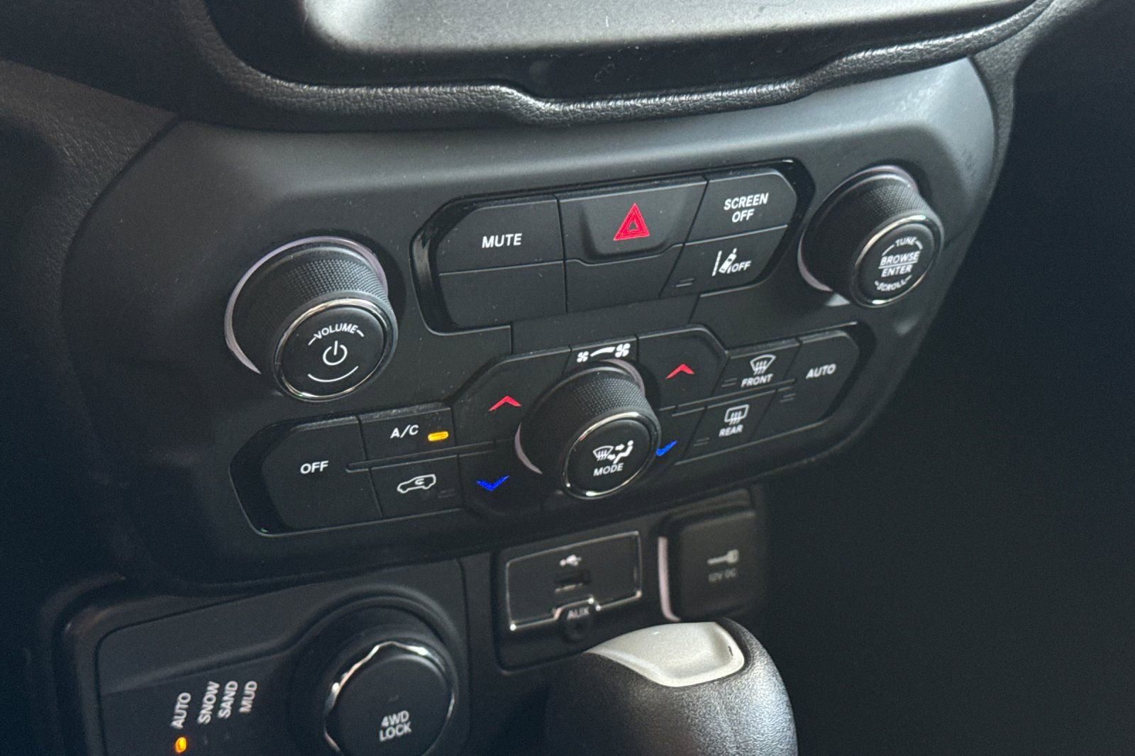 Used 2023 Jeep Renegade Latitude AWD/4WD image 23