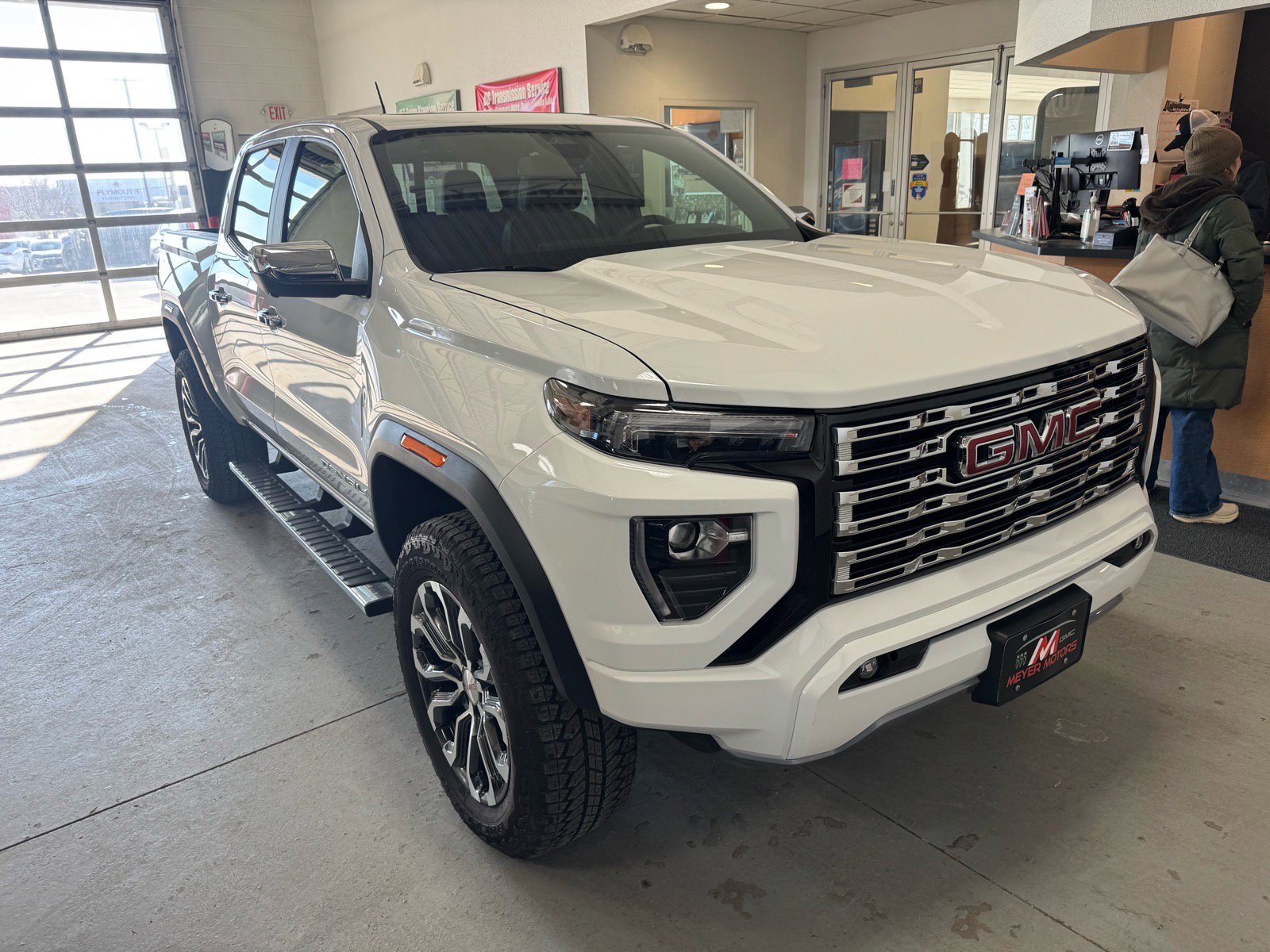 Used 2025 GMC Canyon Denali image 3