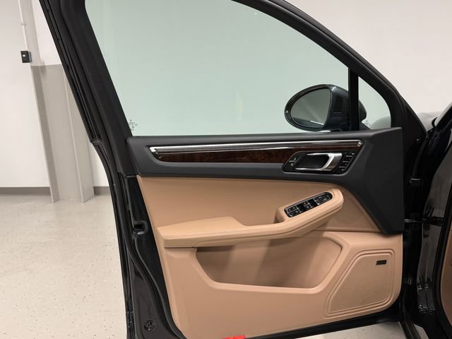 Certified 2023 Porsche Macan AWD/4WD image 31