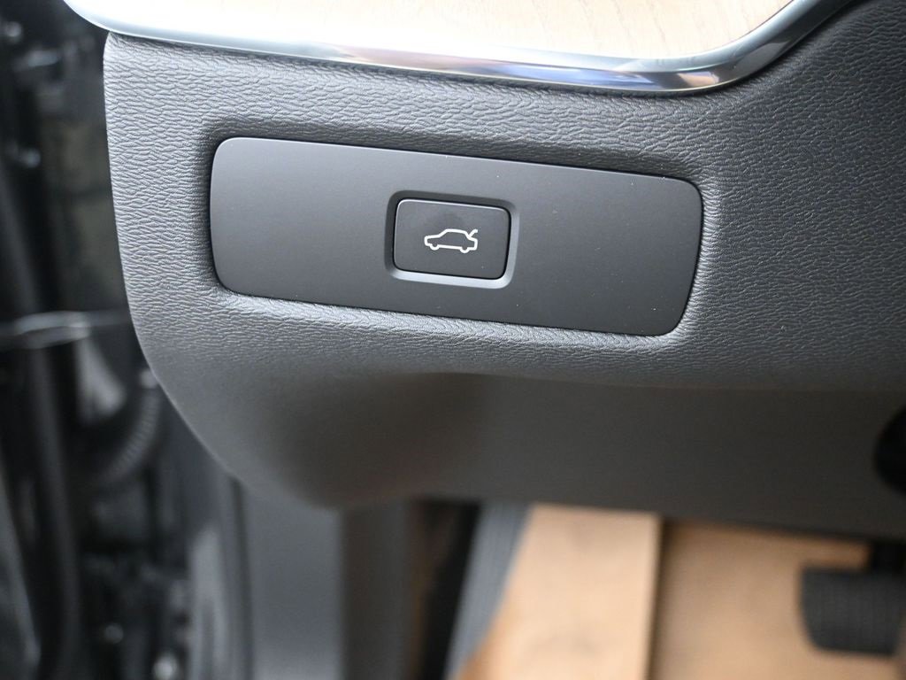New 2026 Volvo XC60 B5 Plus w/ Climate Package image 15