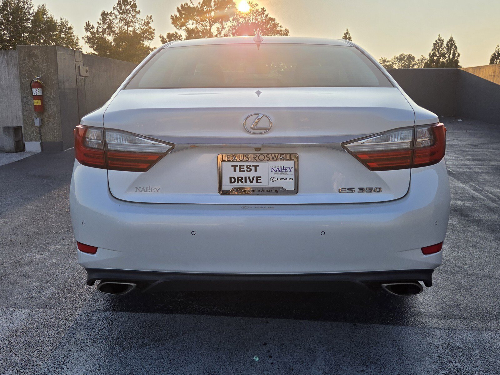 Used 2016 Lexus ES 350 w/ Luxury Package w/Wood Trim FWD image 4