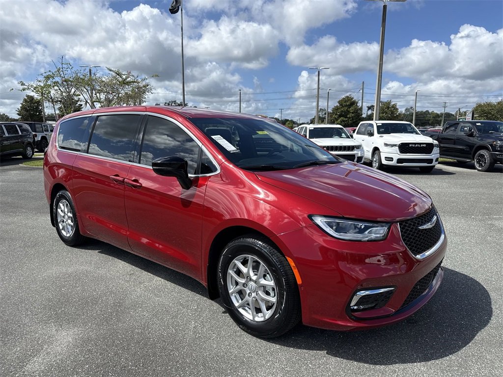 New 2026 Chrysler Pacifica Select image 1