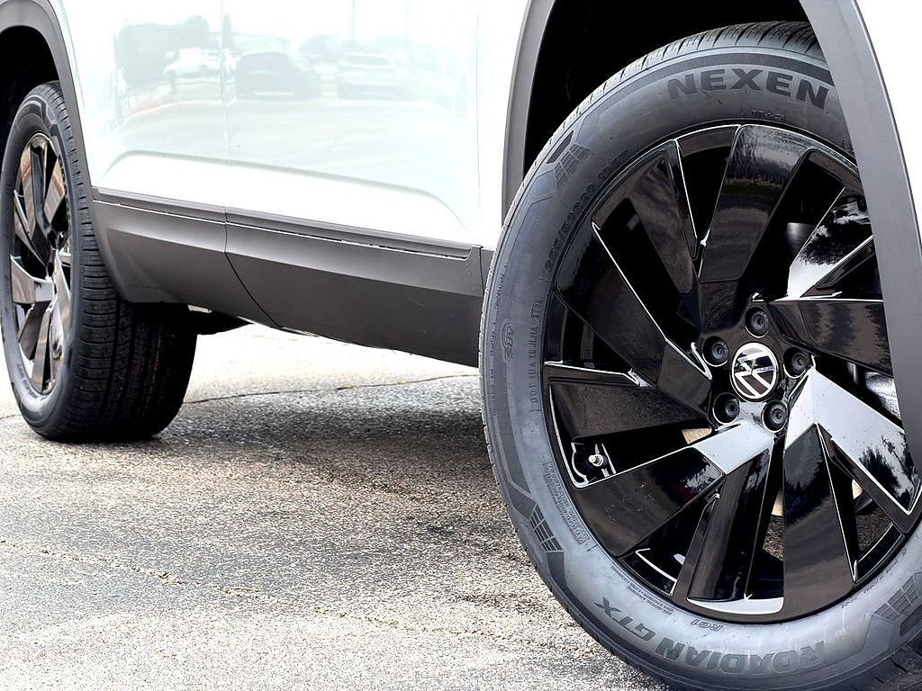 New 2026 Volkswagen Atlas SE FWD image 2
