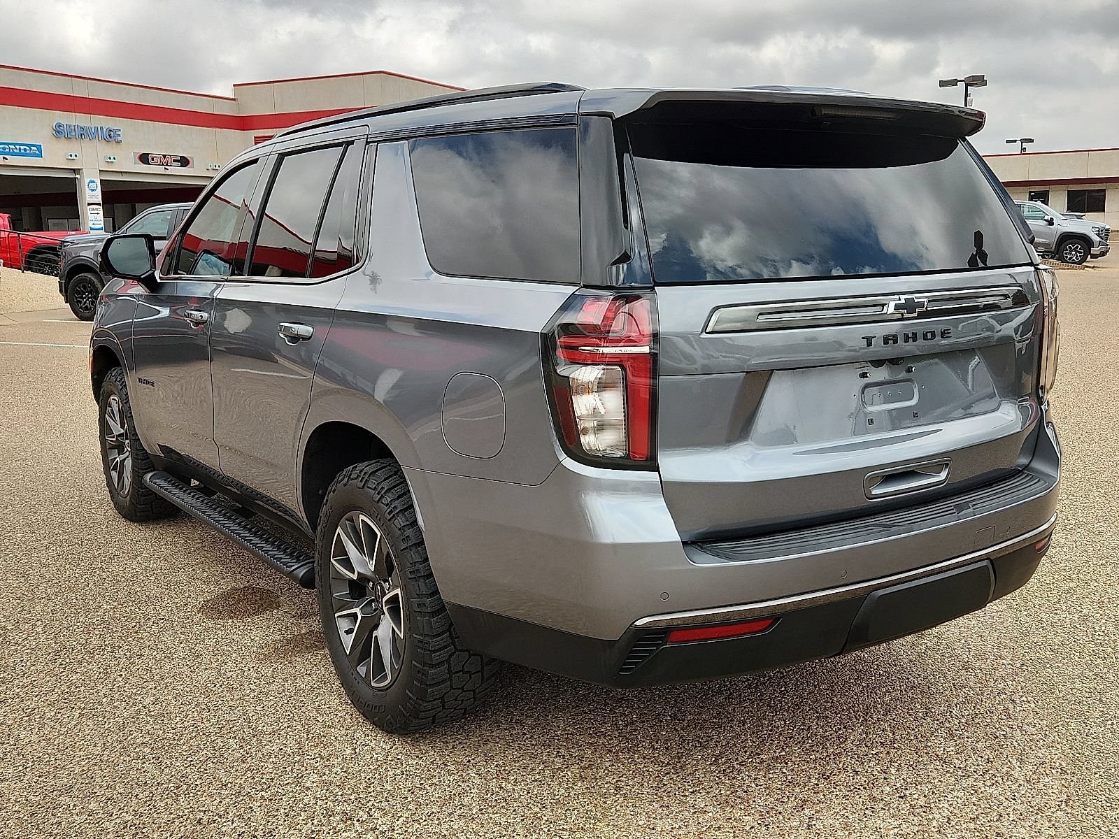 Used 2022 Chevrolet Tahoe Z71 w/ Luxury Package AWD/4WD image 3