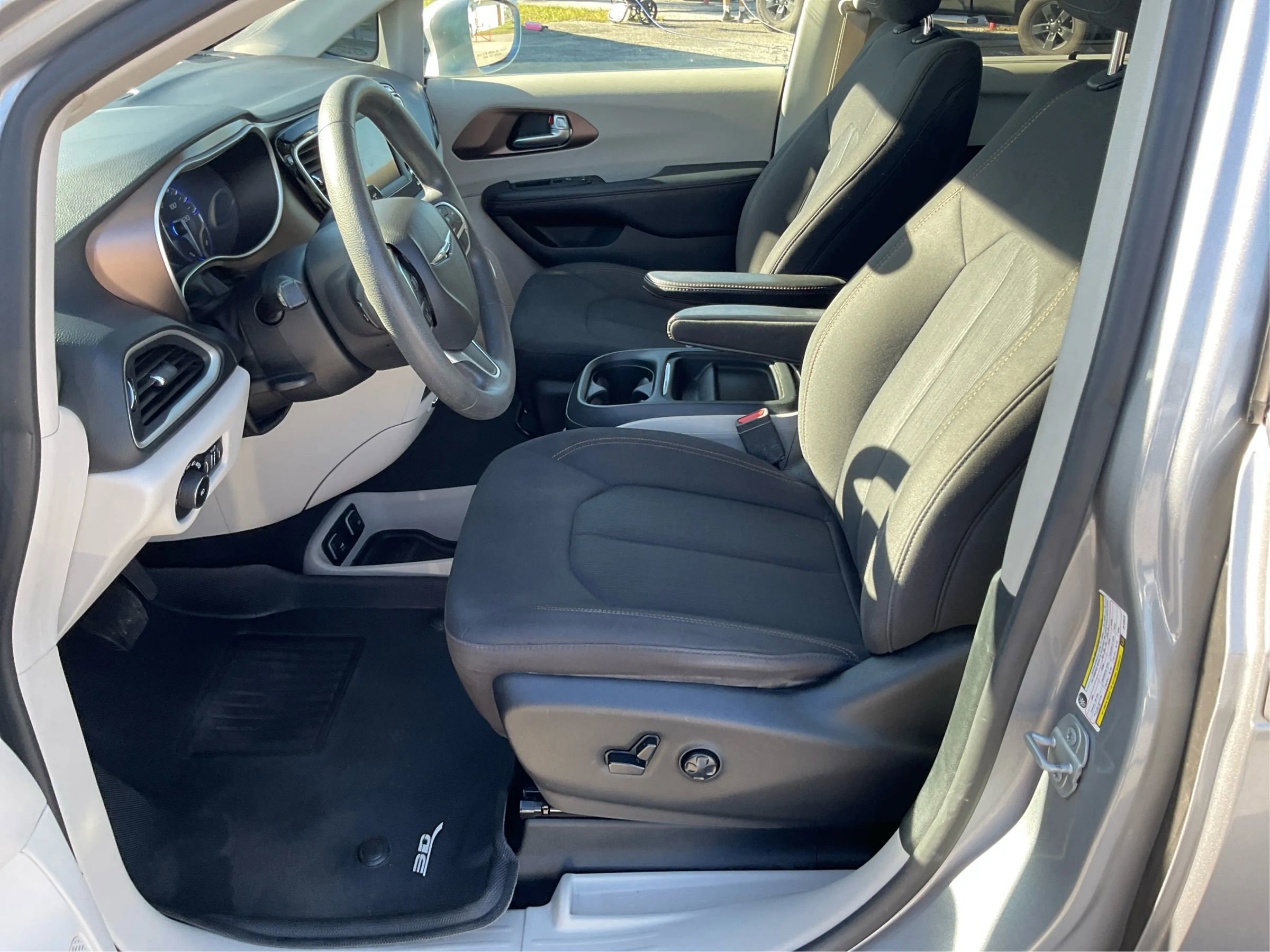 Used 2018 Chrysler Pacifica Touring Plus w/ Tire & Wheel Group image 9