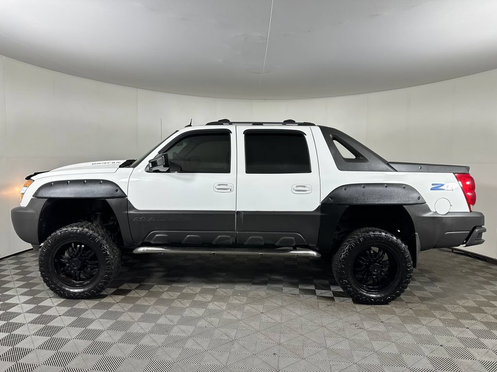Used 2004 Chevrolet Avalanche 2500 w/ Preferred Equipment Group AWD/4WD image 2