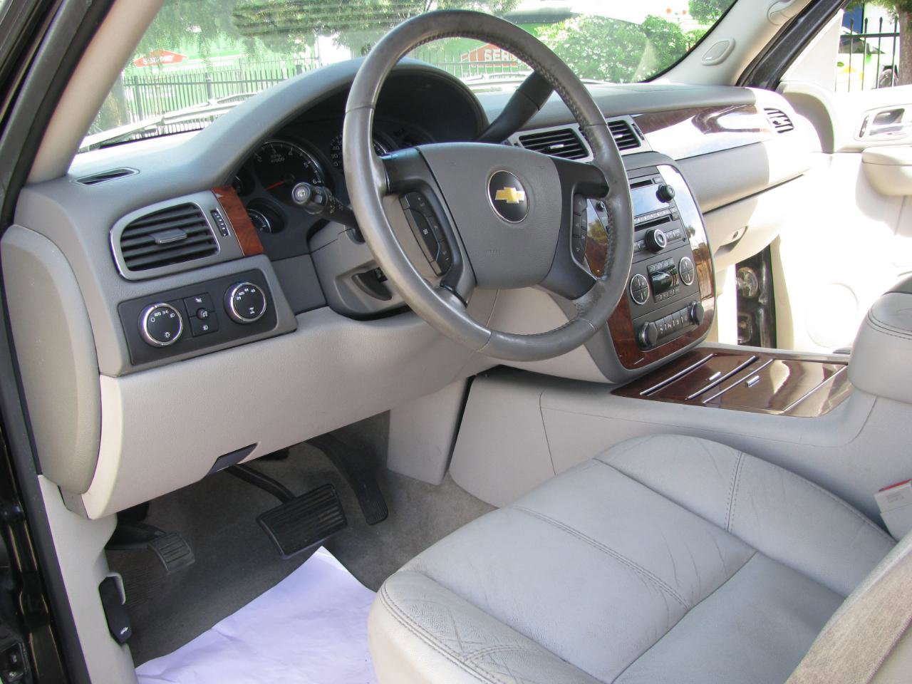 Used 2007 Chevrolet Suburban LTZ w/ LTZ Preferred Equipment Group AWD/4WD image 12