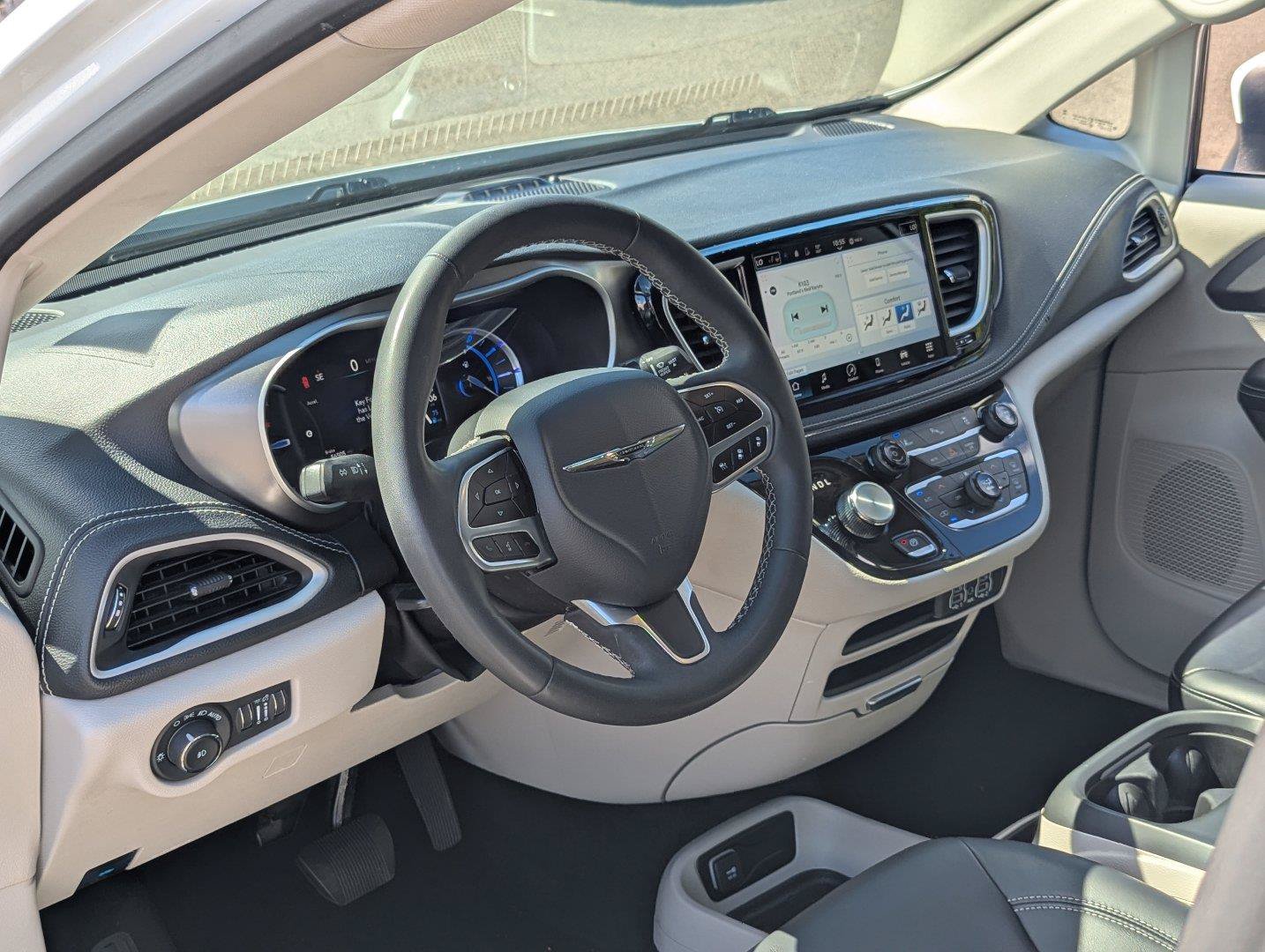 Used 2023 Chrysler Pacifica Touring-L FWD image 12
